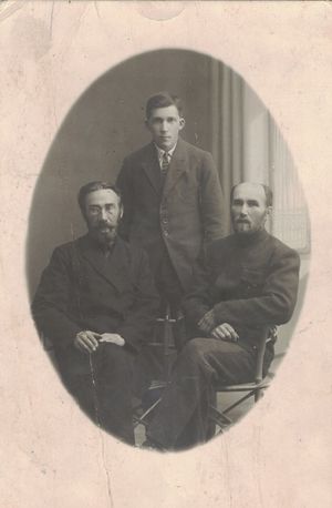 Алексей Степанович Петухов (слева) Александр Васильевич Петухов (центр) Николай Васильевич Петухов (справа) 06.09.1922 Суоми.jpg