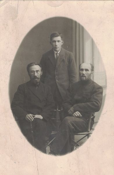 Файл:Алексей Степанович Петухов (слева) Александр Васильевич Петухов (центр) Николай Васильевич Петухов (справа) 06.09.1922 Суоми.jpg