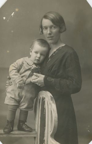 Бабушка с отцом.jpg