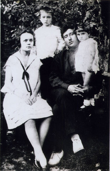 Файл:Бахрамбек Мелик-Еганов с женой и детьми 1928 г..jpg