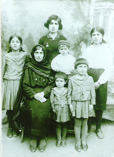 Babuska Mashalum i dochki 1937.jpg
