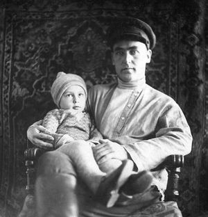 Абатуров Михаил Афанасьевич с дочерью перед арестом. 18 августа 1937, Свердловск.jpg