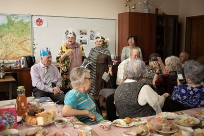Райтенбах Виктор (крайний слева), отмечает в марте 2019 года свой 85-й день рождения в компании немцев, живущих в Павлодаре..jpg