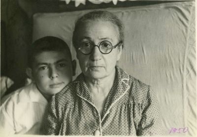 Бабуля Рива с внуком Мишей, г.Саратов,примерно 1948-50 гг.jpg