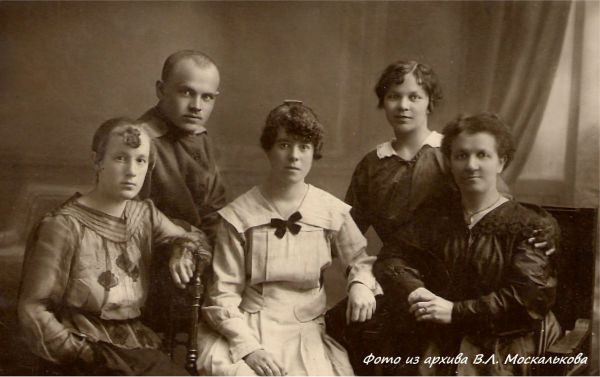 А.Н.Вишневецкая с друзьями 1919г..jpg