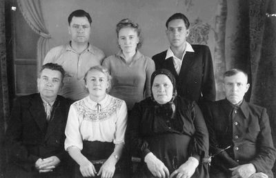Ушаков Кирилл Еремеевич (1896) справа 1 ряд и его семья.jpg