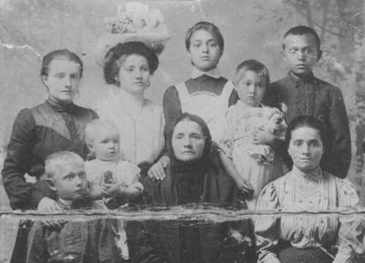 Семейство Гусевых в 1909-10 гг. Степан крайний справа в верхнем ряду