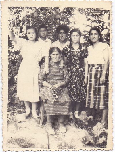 Кавунжиди А.Е. с семьёй.jpg