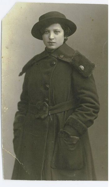 Файл:Бабушка примерно 1936.jpg