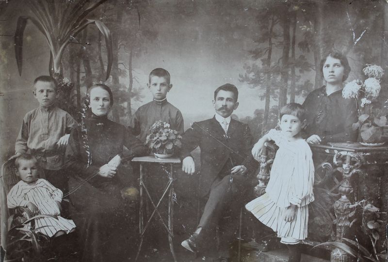 Файл:Ивашкин Василий Васильевич (1898) семья.jpg