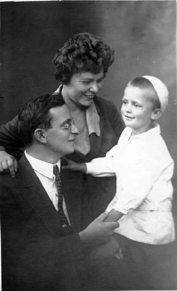 Файл:Маркович Владимир Соломонович (1904) семья.jpg