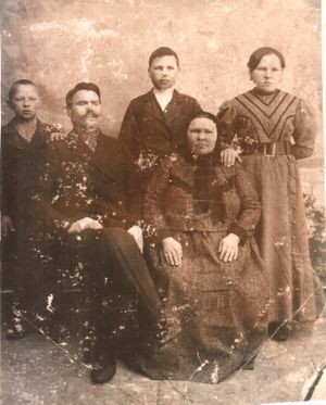 Егор Семенович Лопатин с семьей.JPG