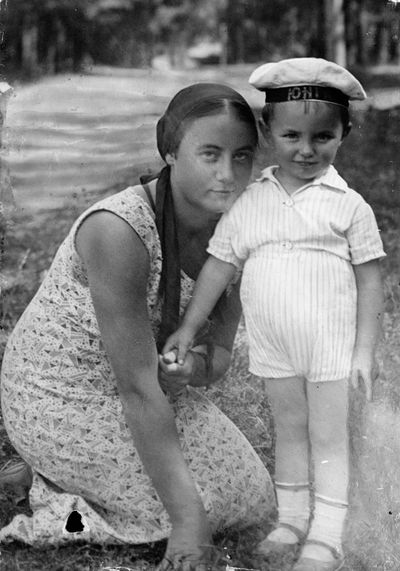 Елена Урусова с сыном Кириллом.jpg