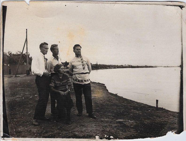 Файл:Булгаков с братом и дрзьями.jpg