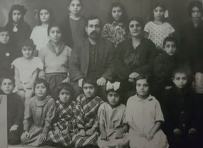 Гиваргиз Авдышу в ассирийском классе. Тифлис, начало 30-х годов..jpg