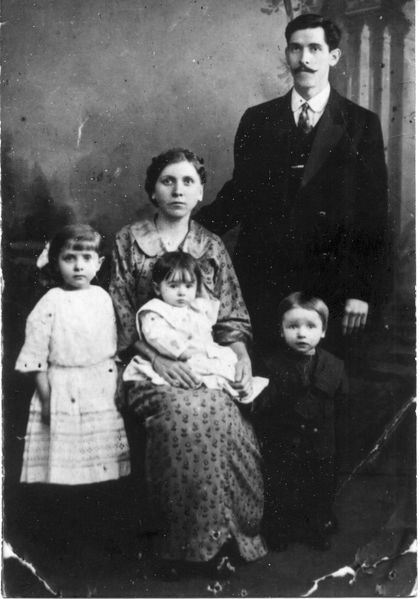 Файл:Семья Кистень В.И..jpg