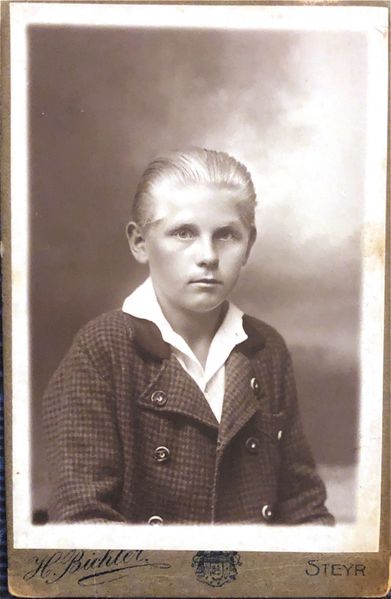 Файл:Фото в детстве.jpg