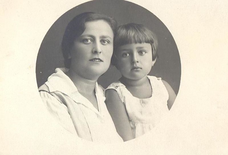 Файл:Сима с мамой.1932г.jpg